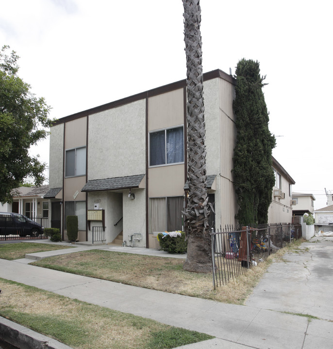 11443 Emelita St in North Hollywood, CA - Foto de edificio