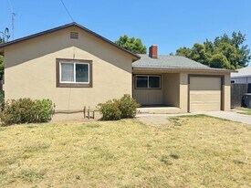 155 Clinton St in Yuba City, CA - Building Photo