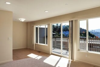 55 Marinero Cir in Tiburon, CA - Foto de edificio - Building Photo