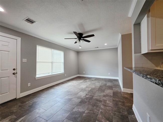 1053 Willow Oaks Cir in Pasadena, TX - Building Photo - Building Photo