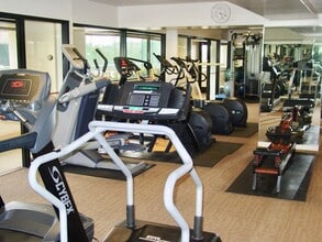 6363 Christie Ave in Emeryville, CA - Foto de edificio - Building Photo