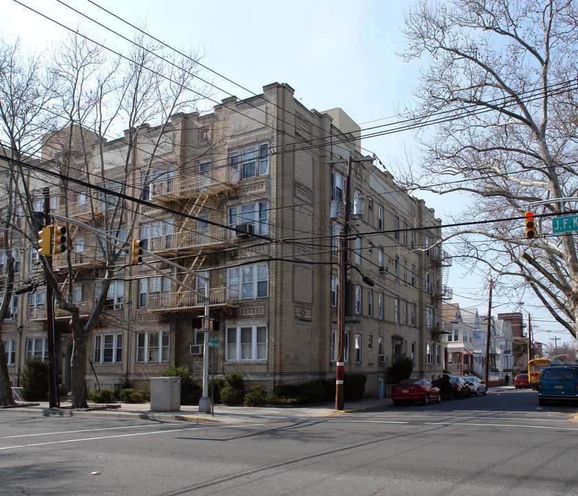 437 Kennedy Blvd in Bayonne, NJ - Building Photo