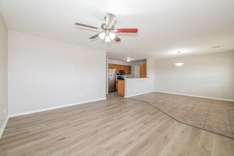 1933 Creekridge Dr in Oklahoma City, OK - Foto de edificio - Building Photo