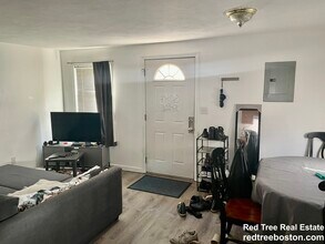 24 Lawn St, Unit 1 in Boston, MA - Foto de edificio - Building Photo