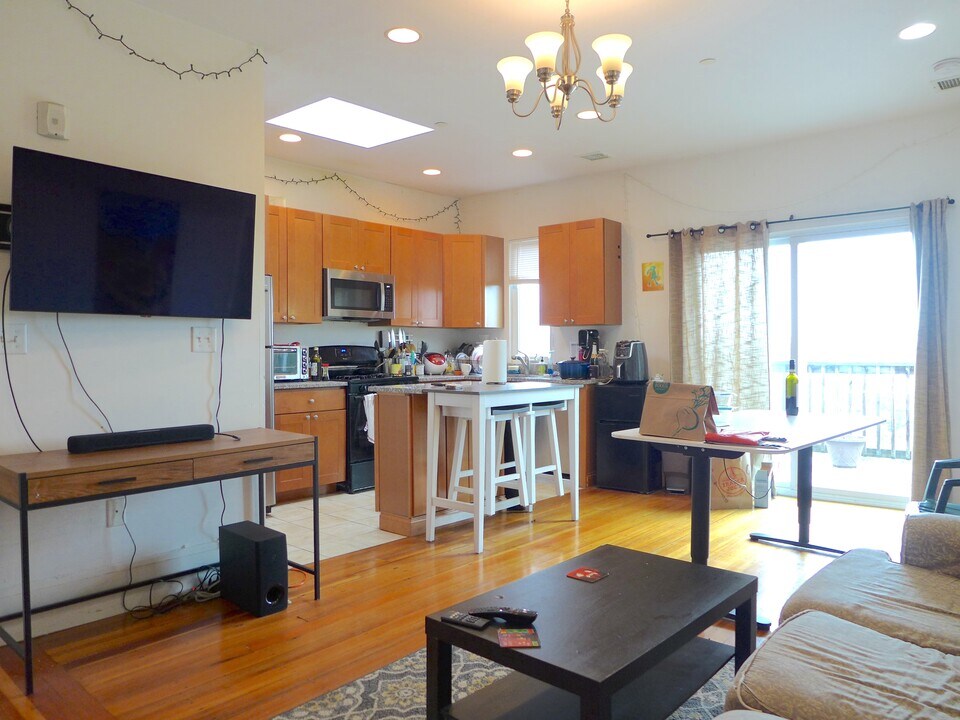 4 Fisher Ave in Boston, MA - Building Photo