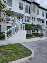 6310 NW 103rd Pl in Doral, FL - Building Photo