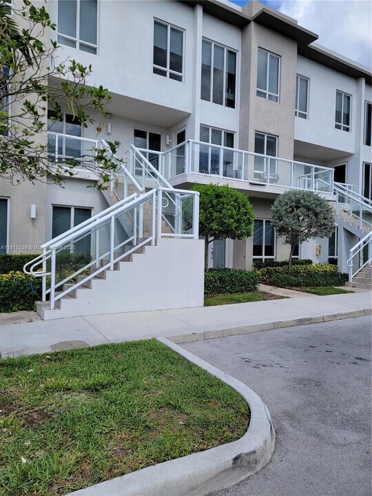 6310 NW 103rd Pl in Doral, FL - Building Photo