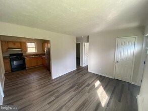 114 Loch Ln Dr-Unit -8 in Louisa, VA - Foto de edificio - Building Photo