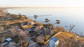 2011 Crescent Dr in La Porte, TX - Building Photo