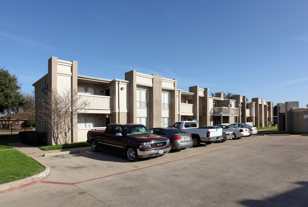 Colonial Place in Ennis, TX - Building Photo