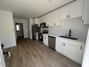 1231 Mott St in San Fernando, CA - Building Photo - Building Photo