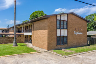 Tropicana Apartments in Groves, TX - Building Photo - Building Photo