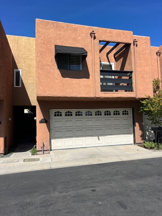 604 Terrace Cir in Huntington Beach, CA - Building Photo