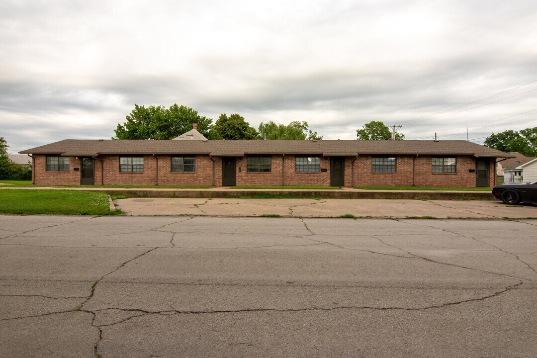 901 Harding St-Unit -3 in Coffeyville, KS - Building Photo