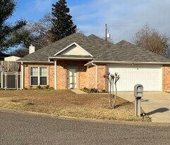 26 Wellington Dr in Longview, TX - Building Photo