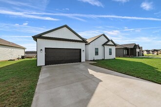3042 Gunsmoke Trail Way in Bowling Green, KY - Building Photo - Building Photo