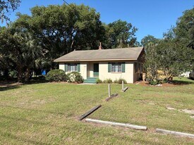 525 Bay Rd in Mount Dora, FL - Building Photo