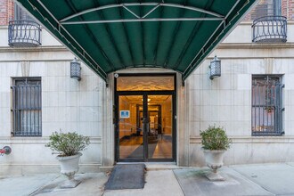 305 W 104th St in New York, NY - Building Photo - Building Photo