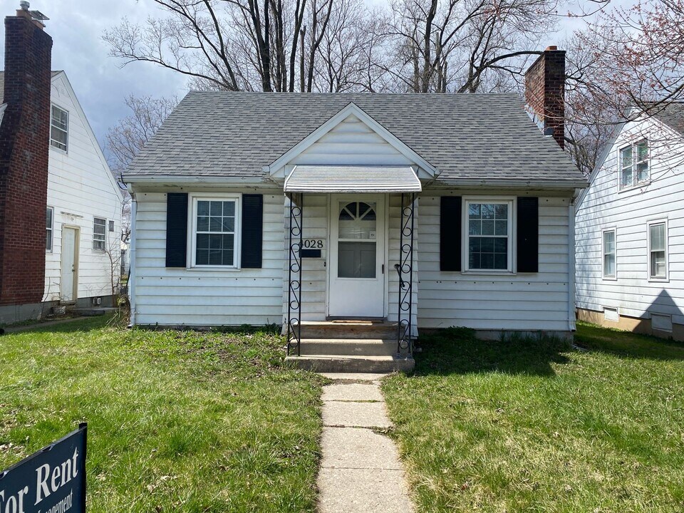 4028 Monroe St in Fort Wayne, IN - Building Photo