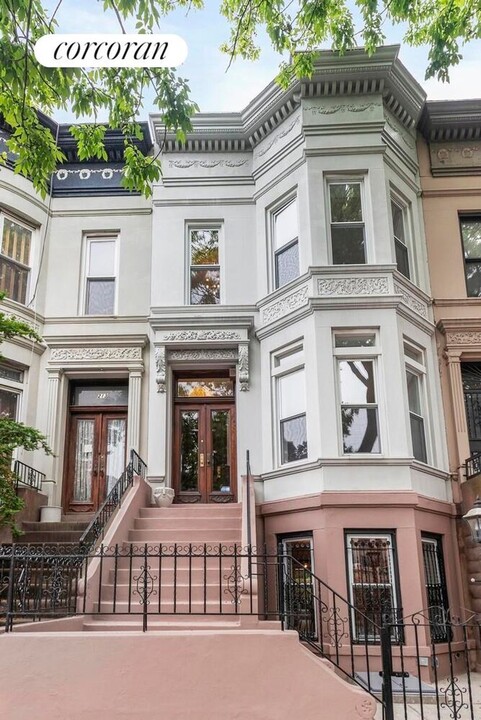 215 Brooklyn Ave in Brooklyn, NY - Building Photo