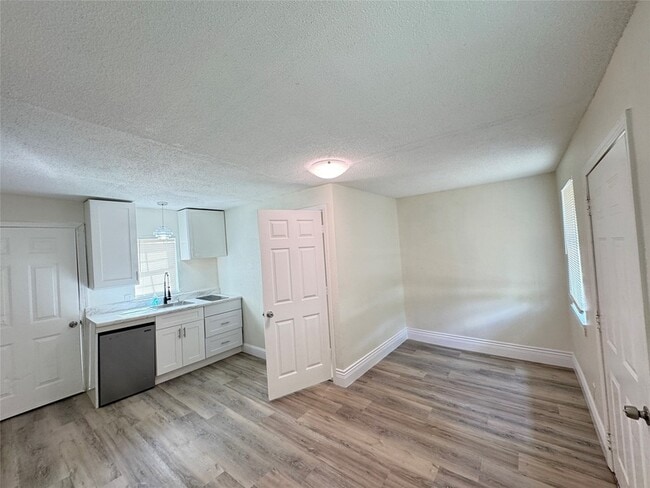 1012 W Hart Ave in Pasadena, TX - Building Photo - Building Photo