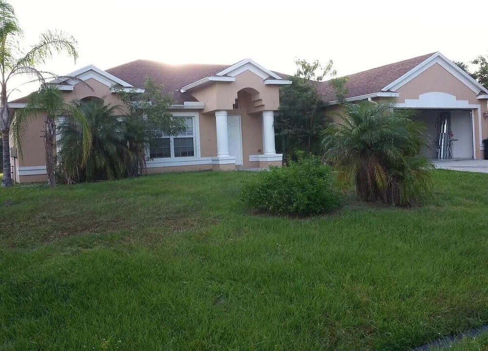 4017 SW Kallen St in Port St. Lucie, FL - Foto de edificio