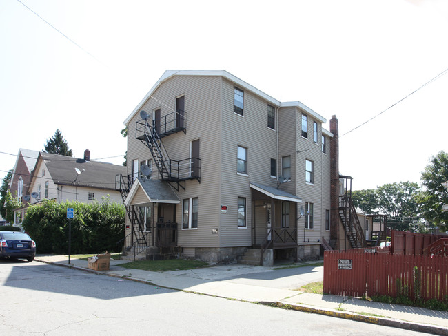 Casa Edad De Oro in New London, CT - Building Photo - Building Photo