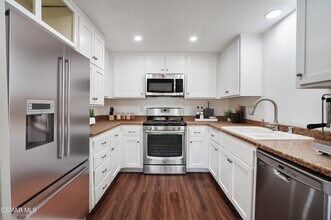 1766 E Avenida De Las Flores in Thousand Oaks, CA - Building Photo - Building Photo