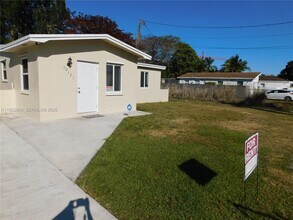 10121 W Jessamine St in Miami, FL - Building Photo - Building Photo