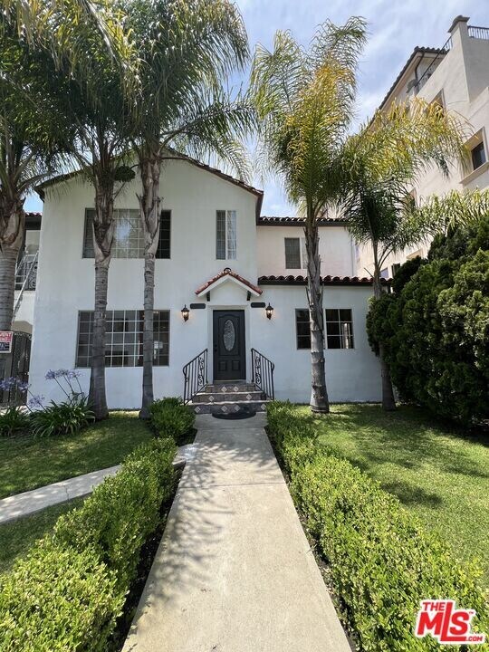 153 N Hamilton Dr in Beverly Hills, CA - Foto de edificio