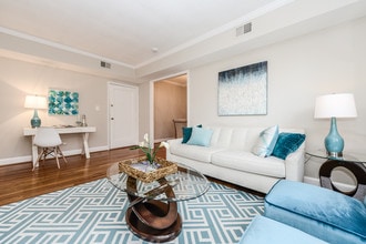 Manor House Apartments in Alexandria, VA - Foto de edificio - Building Photo