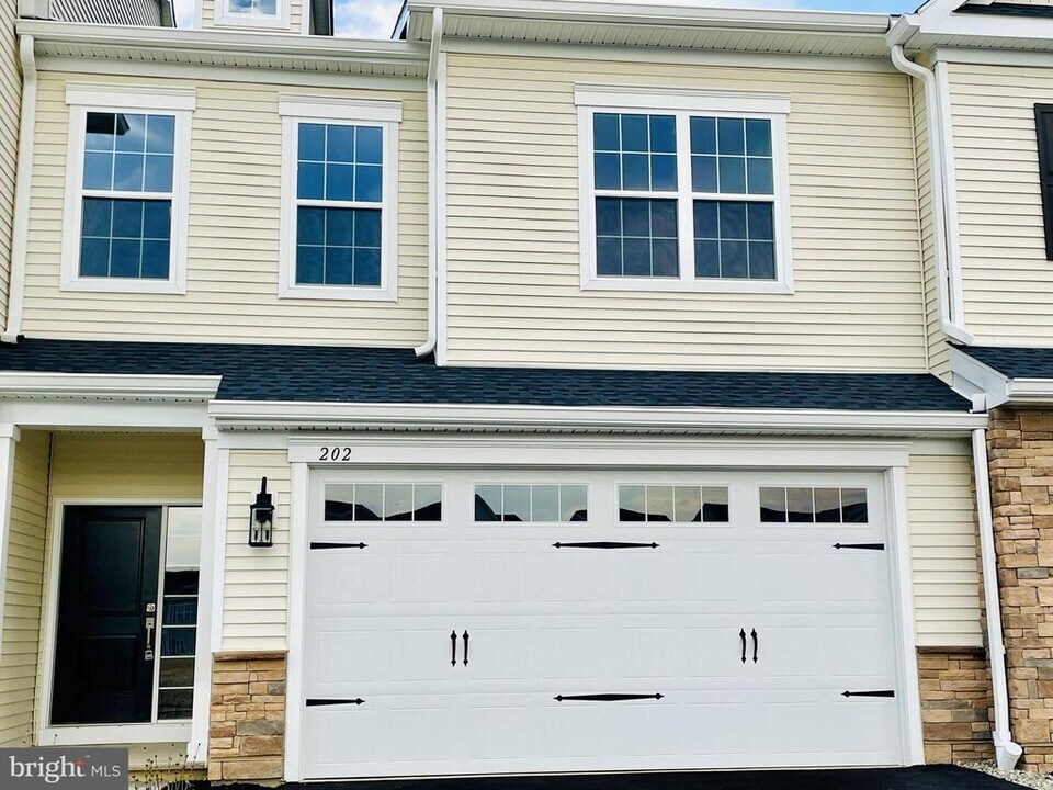 202 Thompson Dr in West Windsor Township, NJ - Building Photo