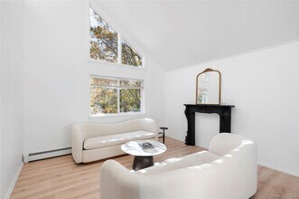 16 Peconic Rd in Hampton Bays, NY - Building Photo - Building Photo