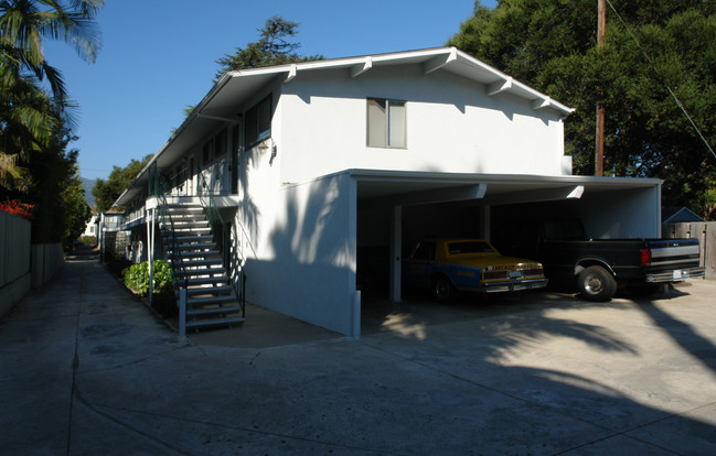 2221 Oak Park Ln in Santa Barbara, CA - Foto de edificio - Building Photo