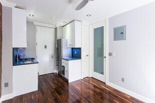 250 E 50th St, Unit 3B in New York, NY - Building Photo
