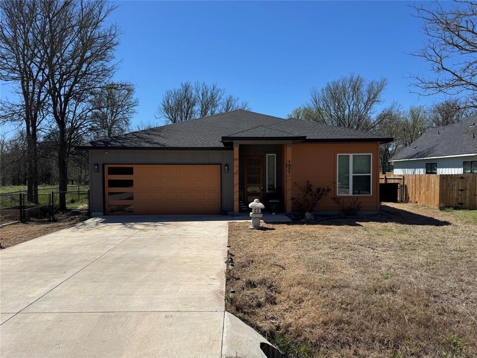 109 Mokulua Ln in Bastrop, TX - Building Photo