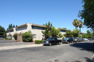 Cottage Square Apartments in Sacramento, CA - Building Photo - Building Photo