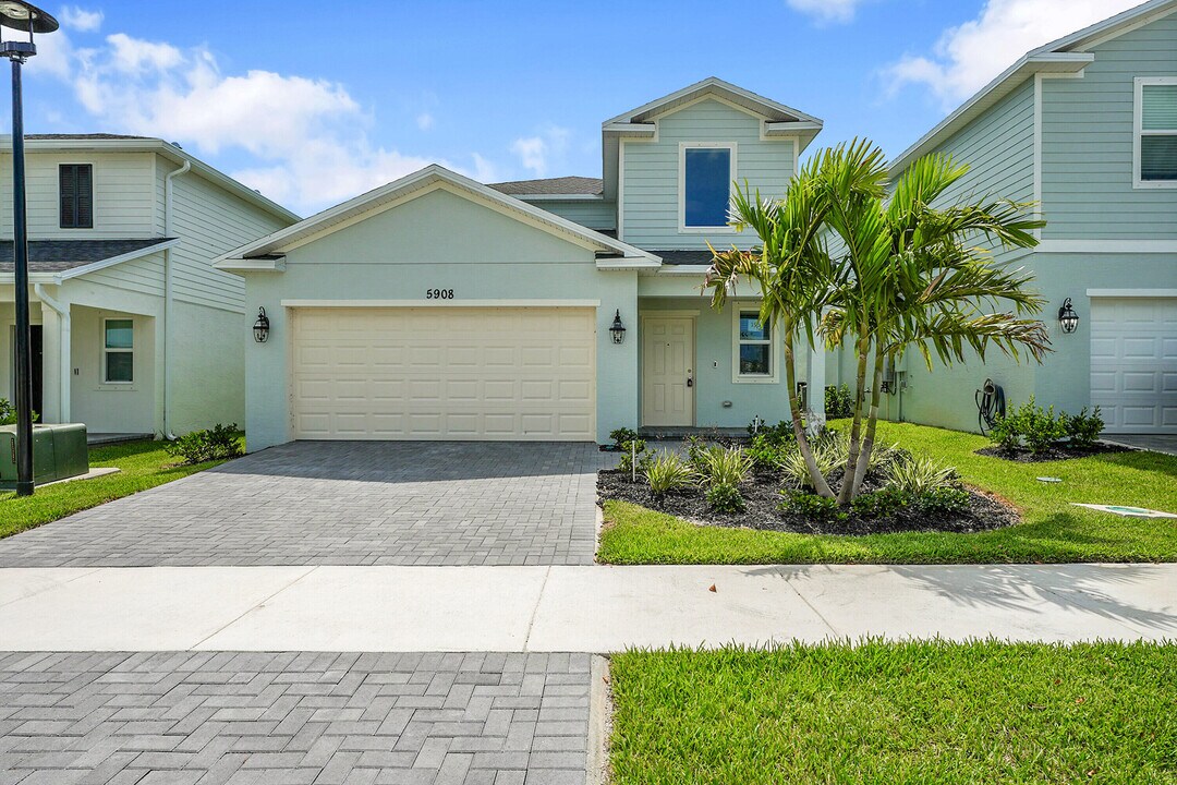 5908 NW Fairfax Ave in Port St. Lucie, FL - Building Photo