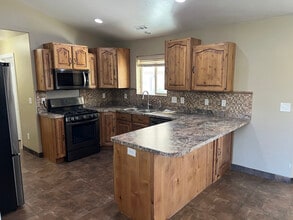 5223 S 4700 W in Hooper, UT - Foto de edificio - Building Photo