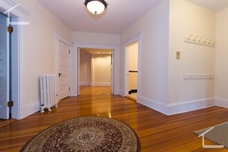 16 Garrison Rd, Unit 4 in Brookline, MA - Building Photo - Building Photo