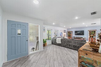 1001 Grovewood Ct in Clearwater, FL - Building Photo - Building Photo