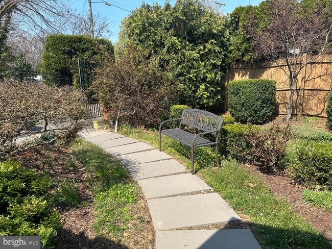 9901 Blake Ln in Oakton, VA - Building Photo - Building Photo