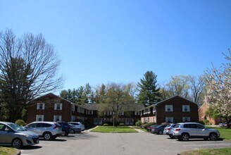 Suffield West Apartments in Suffield, CT - Foto de edificio - Building Photo