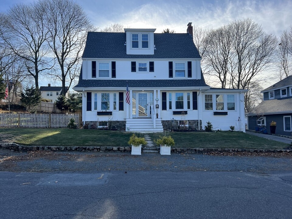 17 Pilgrim Rd in Marblehead, MA - Building Photo