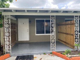 2215 Adams St in Hollywood, FL - Building Photo