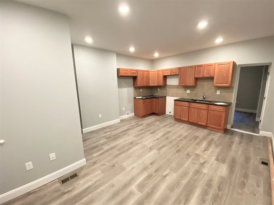 439 E Washington Ln, Unit Unit 1 in Philadelphia, PA - Building Photo