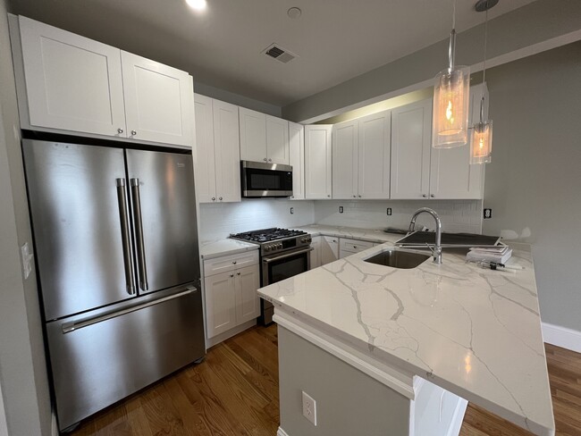 75 Pearl St, Unit 2 in Somerville, MA - Building Photo - Building Photo