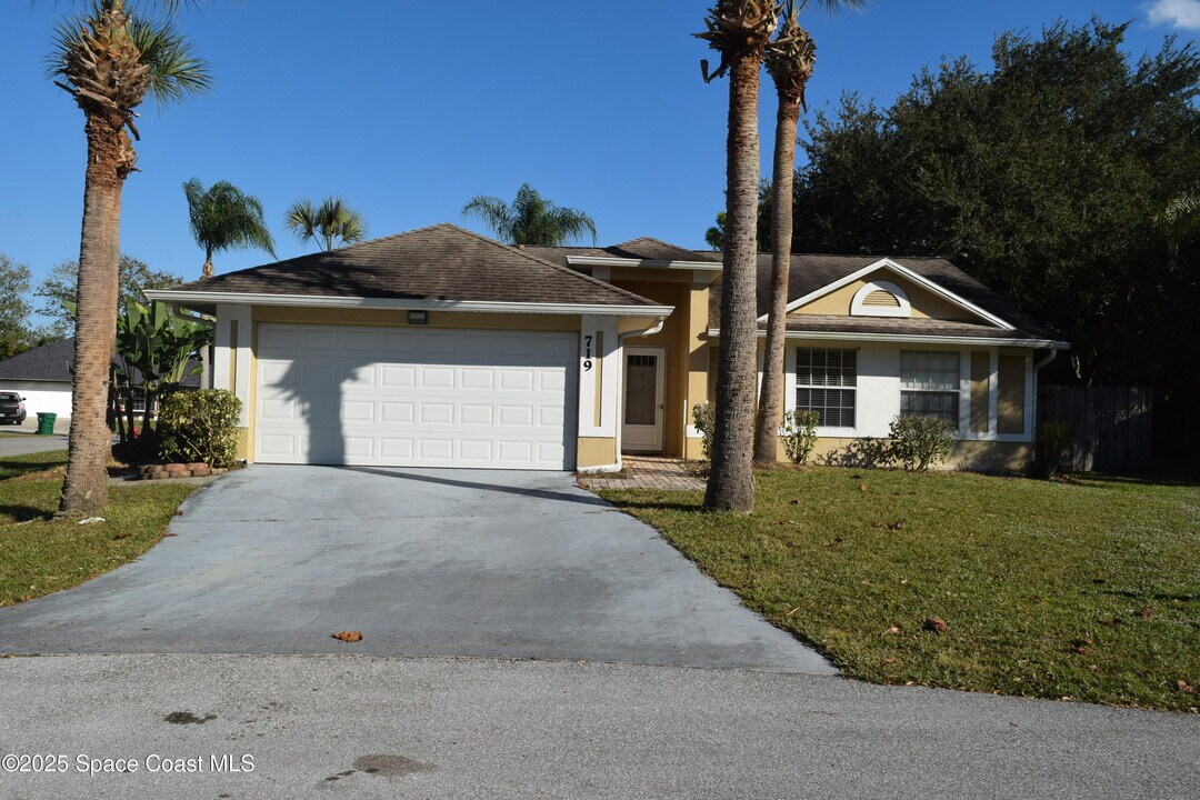 719 Samuel Chase Ln in Melbourne, FL - Building Photo