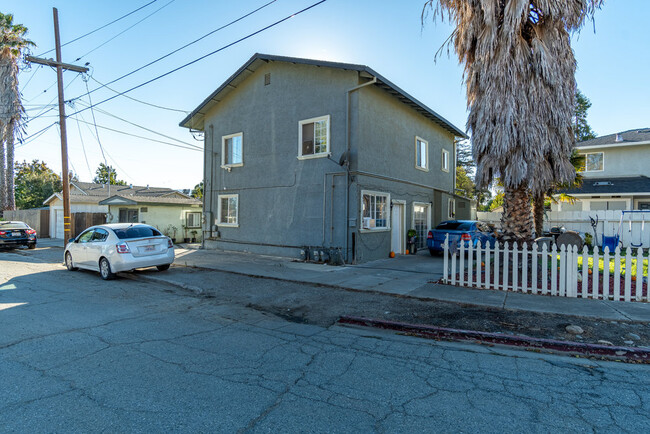 196 Locust Ave in Hollister, CA - Building Photo - Building Photo