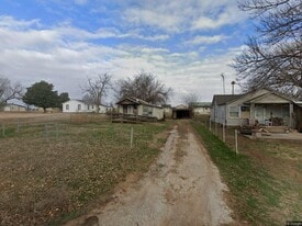 415 Jackson St in Perry, OK - Building Photo